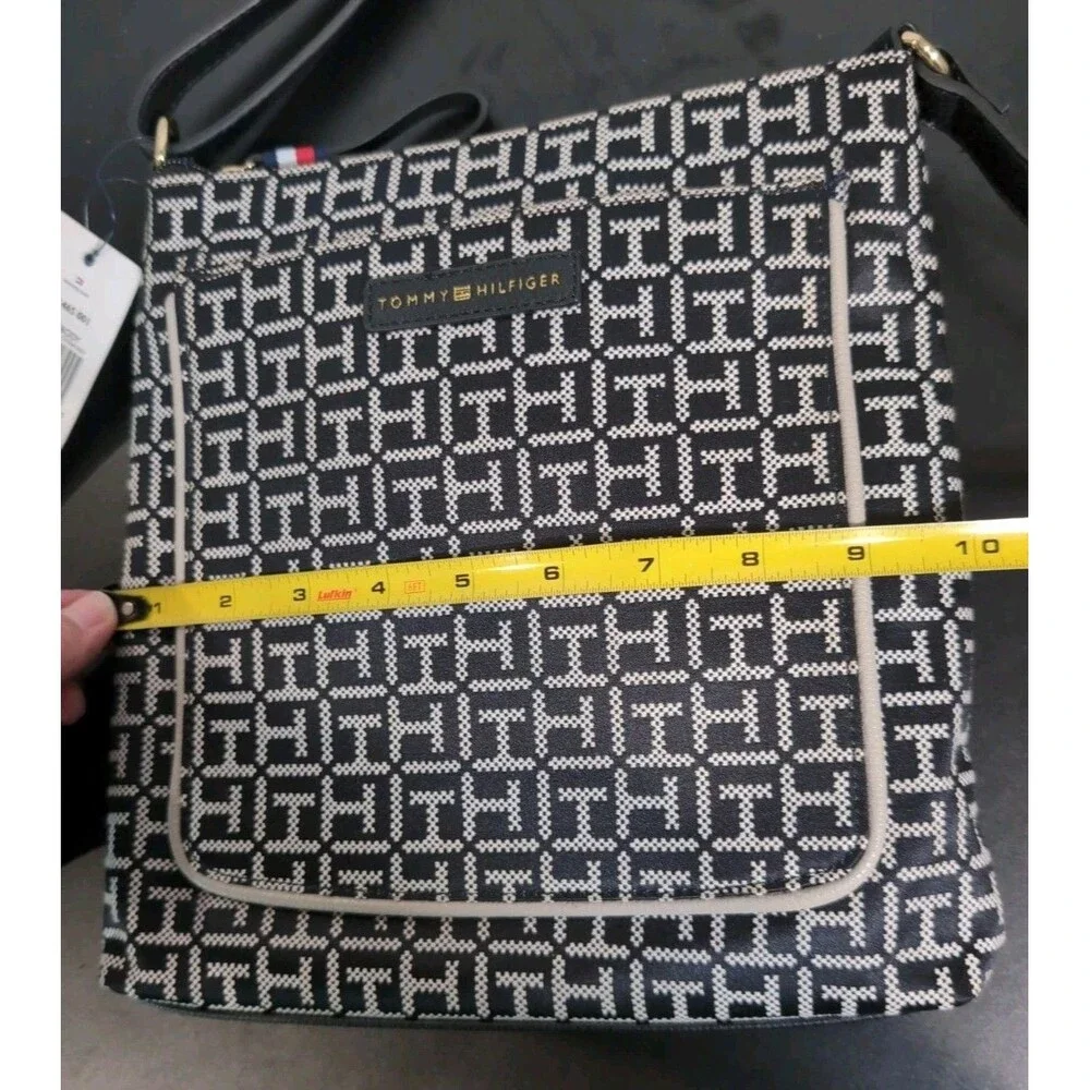 TOMMY HILFIGER LOGO BLACK/WHITE CROSSBODY/MESSENGER BAG ADJUSTABLE STRAP NWT $78